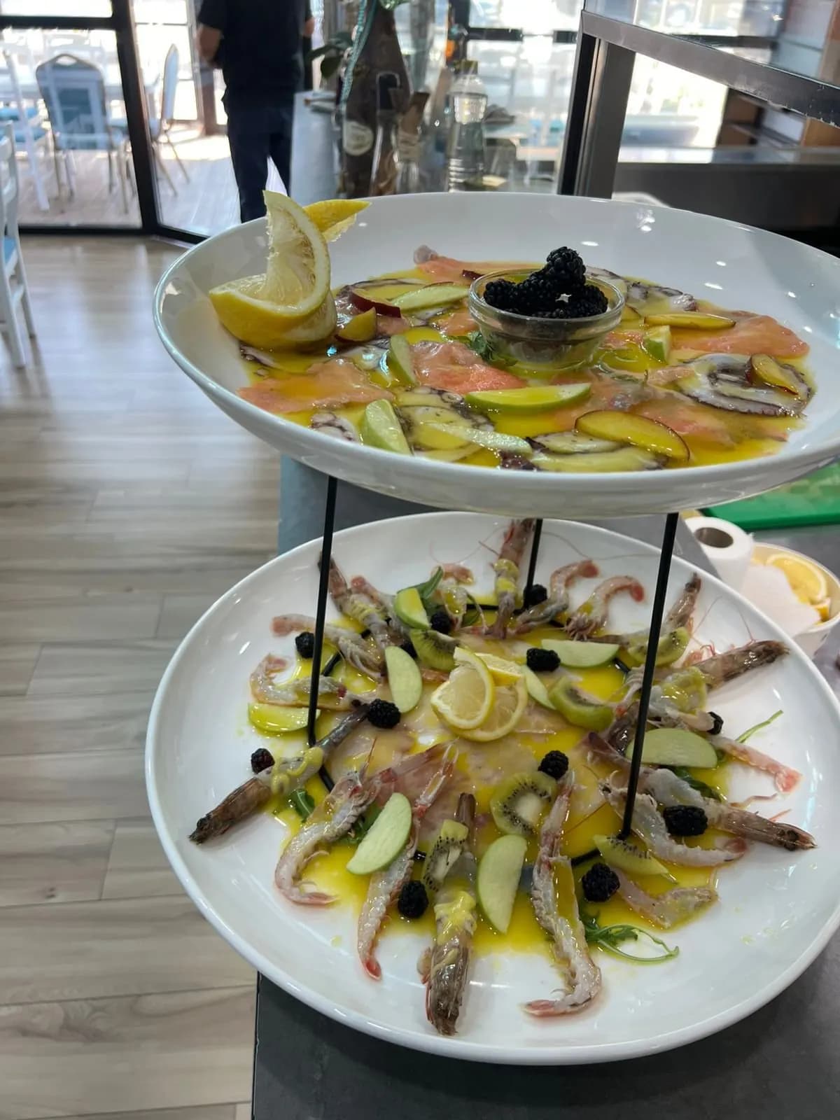 Fruta deti krudo me karkaleca dhe karpaço në dy pjata