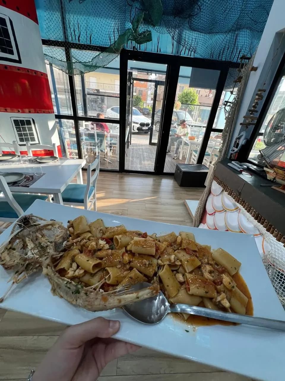 Pakeri me fruta deti në sallën e restorantit