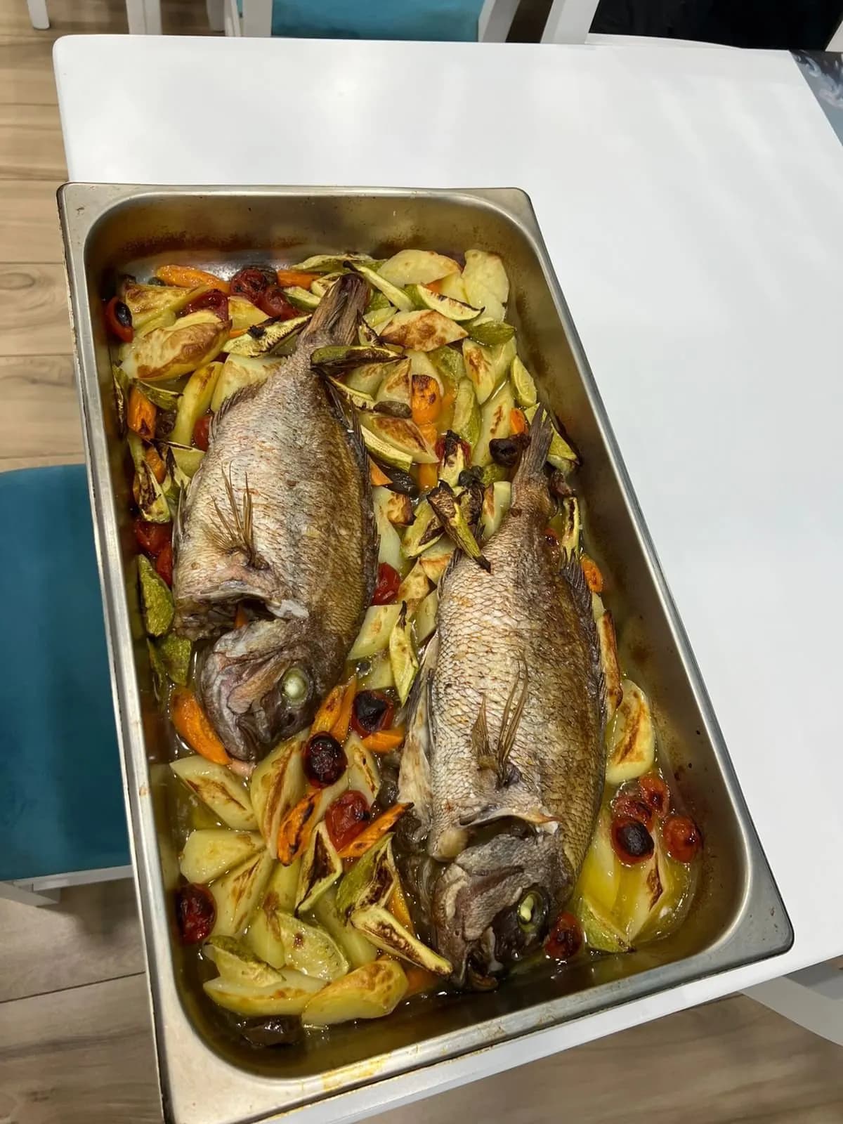Peshk i plotë i pjekur në tavë me perime