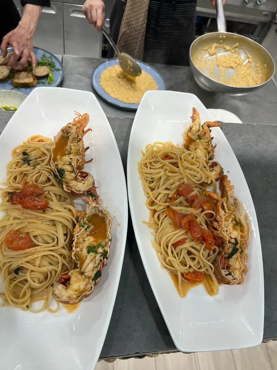 Dy pjata me spageti dhe astice gati për servirje